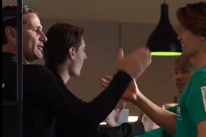 助日本队提前晋级世界杯，板仓滉回门兴后教练和队友向他送上祝福